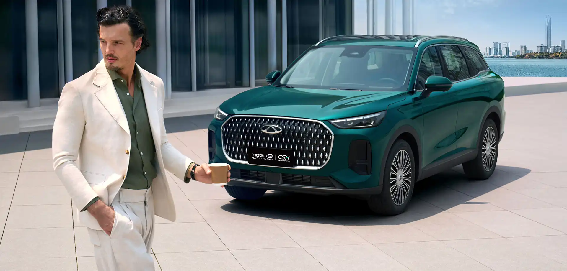 Chery-Tiggo-9-CSH-PHEV-man-with-a-coffee_09